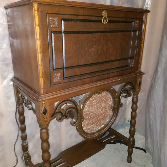 Radio Table Walnut - Picture 3 of 3